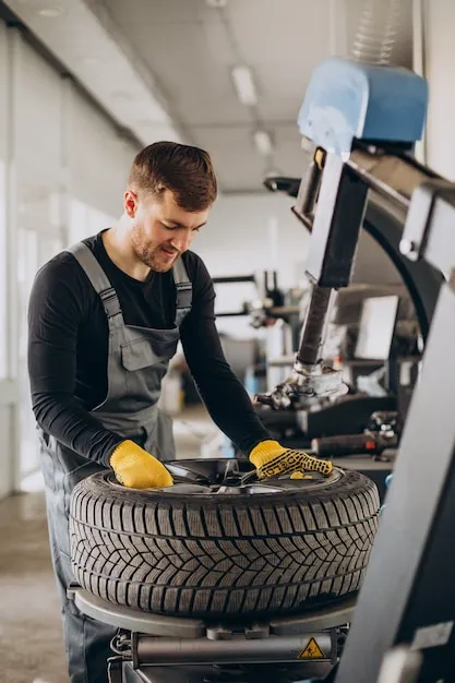 Mitarbeiter von Reifen Allgäu montiert ein Rad in der Werkstatt